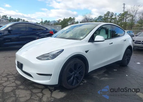 2025 Tesla Model Y Long Range Dual Motor All-Wheel Drive z USA, uszkodzony, nr VIN 7SAYGDEE8SF301889